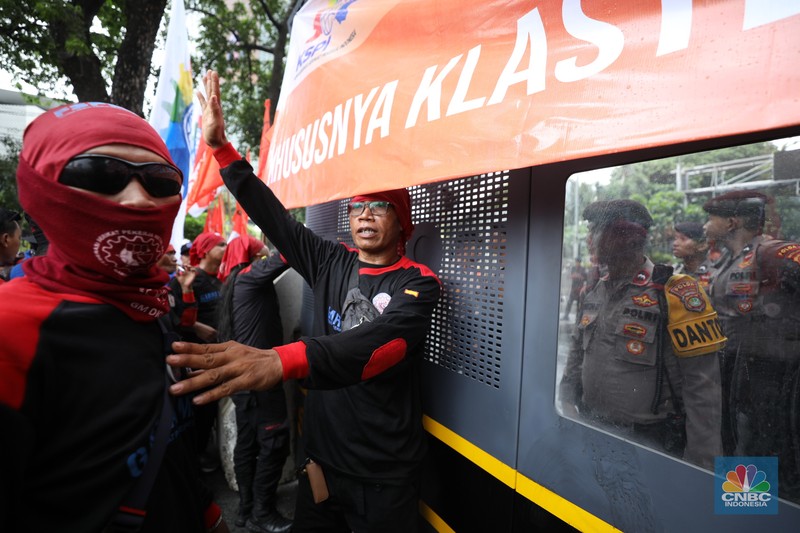 Massa buruh dari 14 konfederasi dan federasi serikat buruh tingkat nasional turun ke jalan hari ini, Kamis (24/10/2024) di kawasan Monas dan Sekitar Istana Negara, Jakarta. Massa buruh dari 14 konfederasi dan federasi serikat buruh tingkat nasional turun ke jalan hari ini, Kamis (24/10/2024) di kawasan Monas dan Sekitar Istana Negara, Jakarta. (CNBC Indonesia/Tri Susilo)