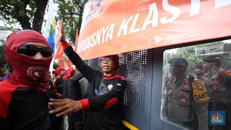 Massa buruh dari 14 konfederasi dan federasi serikat buruh tingkat nasional turun ke jalan hari ini, Kamis (24/10/2024) di kawasan Monas dan Sekitar Istana Negara, Jakarta. (CNBC Indonesia/Tri Susilo)