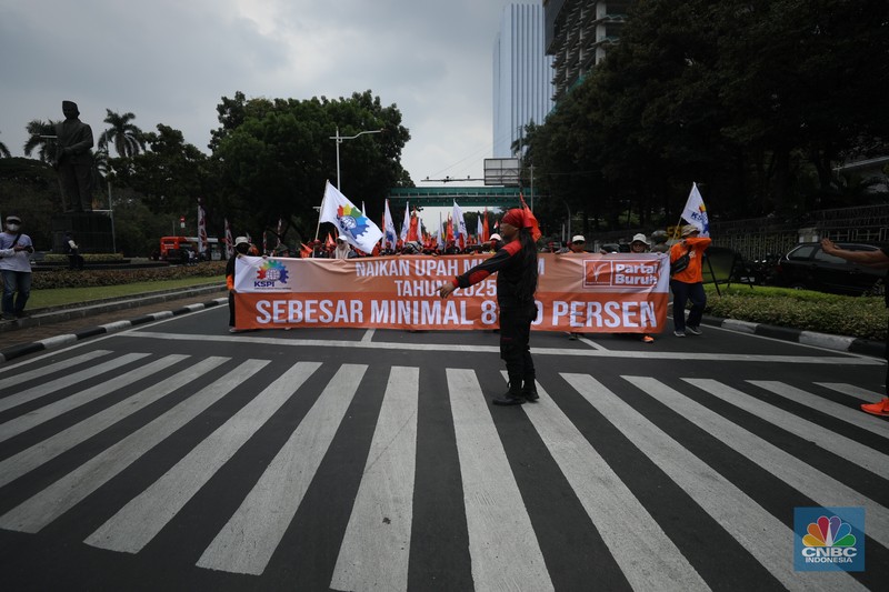 Massa buruh dari 14 konfederasi dan federasi serikat buruh tingkat nasional turun ke jalan hari ini, Kamis (24/10/2024) di kawasan Monas dan Sekitar Istana Negara, Jakarta. Massa buruh dari 14 konfederasi dan federasi serikat buruh tingkat nasional turun ke jalan hari ini, Kamis (24/10/2024) di kawasan Monas dan Sekitar Istana Negara, Jakarta. (CNBC Indonesia/Tri Susilo)