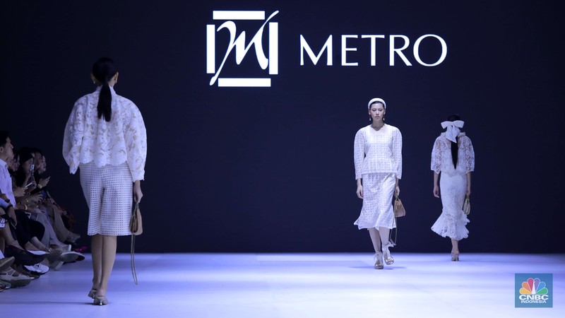 Model memperagakan busana brand premium Lace by ARTKEA pada Jakarta Fashion Week (JFW) 2025 di Pondok Indah Mall 3, Jakarta, Kamis (24/10/2024). (CNBC Indonesia/Muhammad Sabki)