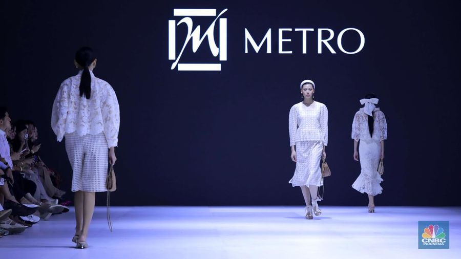 Model memperagakan busana brand premium Lace by ARTKEA pada Jakarta Fashion Week (JFW) 2025 di Pondok Indah Mall 3, Jakarta, Kamis (24/10/2024). (CNBC Indonesia/Muhammad Sabki)