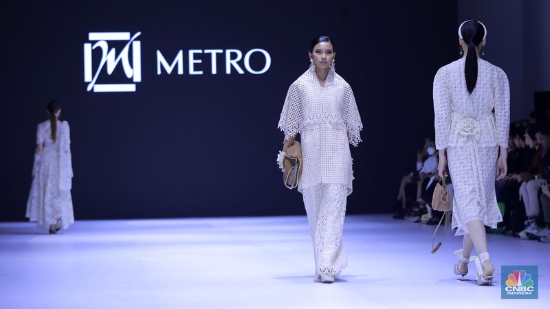 Model memperagakan busana brand premium Lace by ARTKEA pada Jakarta Fashion Week (JFW) 2025 di Pondok Indah Mall 3, Jakarta, Kamis (24/10/2024). (CNBC Indonesia/Muhammad Sabki)