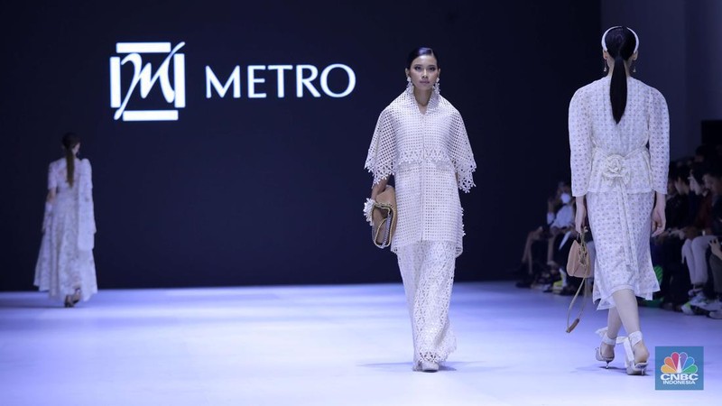 Model memperagakan busana brand premium Lace by ARTKEA pada Jakarta Fashion Week (JFW) 2025 di Pondok Indah Mall 3, Jakarta, Kamis (24/10/2024). (CNBC Indonesia/Muhammad Sabki)