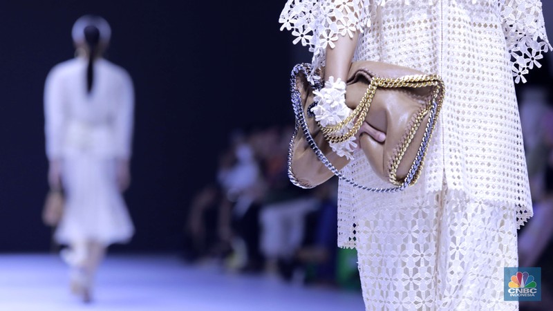 Model memperagakan busana brand premium Lace by ARTKEA pada Jakarta Fashion Week (JFW) 2025 di Pondok Indah Mall 3, Jakarta, Kamis (24/10/2024). (CNBC Indonesia/Muhammad Sabki) Model memperagakan busana brand premium Lace by ARTKEA pada Jakarta Fashion Week (JFW) 2025 di Pondok Indah Mall 3, Jakarta, Kamis (24/10/2024). (CNBC Indonesia/Muhammad Sabki)