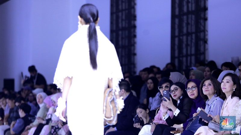 Model memperagakan busana brand premium Lace by ARTKEA pada Jakarta Fashion Week (JFW) 2025 di Pondok Indah Mall 3, Jakarta, Kamis (24/10/2024). (CNBC Indonesia/Muhammad Sabki)