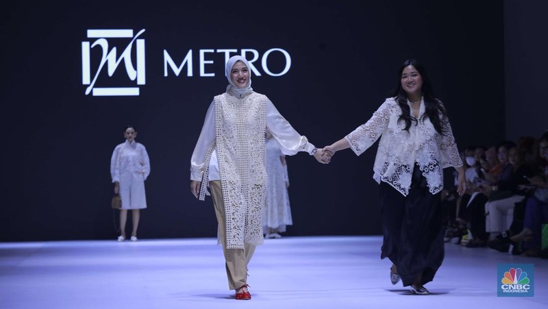 Model memperagakan busana brand premium Lace by ARTKEA pada Jakarta Fashion Week (JFW) 2025 di Pondok Indah Mall 3, Jakarta, Kamis (24/10/2024). (CNBC Indonesia/Muhammad Sabki)