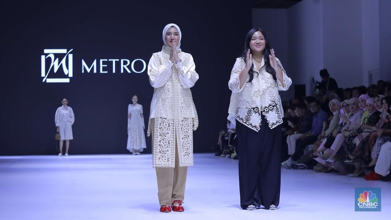 Model memperagakan busana brand premium Lace by ARTKEA pada Jakarta Fashion Week (JFW) 2025 di Pondok Indah Mall 3, Jakarta, Kamis (24/10/2024). (CNBC Indonesia/Muhammad Sabki)