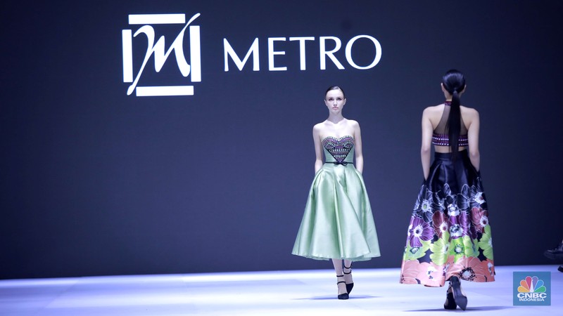 Model memperagakan busana brand premium Lace by ARTKEA pada Jakarta Fashion Week (JFW) 2025 di Pondok Indah Mall 3, Jakarta, Kamis (24/10/2024). (CNBC Indonesia/Muhammad Sabki) Model memperagakan busana brand premium Lace by ARTKEA pada Jakarta Fashion Week (JFW) 2025 di Pondok Indah Mall 3, Jakarta, Kamis (24/10/2024). (CNBC Indonesia/Muhammad Sabki)