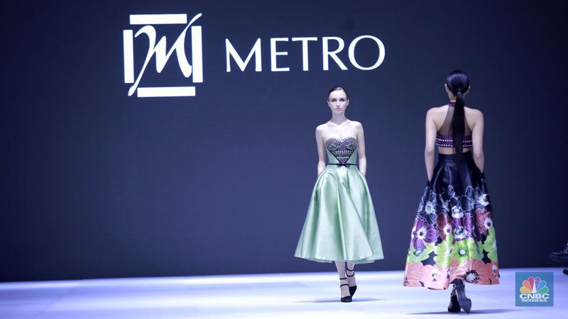 Model memperagakan busana brand premium Lace by ARTKEA pada Jakarta Fashion Week (JFW) 2025 di Pondok Indah Mall 3, Jakarta, Kamis (24/10/2024). (CNBC Indonesia/Muhammad Sabki)