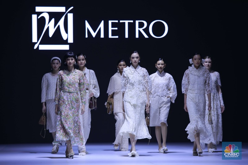 Model memperagakan busana brand premium Lace by ARTKEA pada Jakarta Fashion Week (JFW) 2025 di Pondok Indah Mall 3, Jakarta, Kamis (24/10/2024). (CNBC Indonesia/Muhammad Sabki)