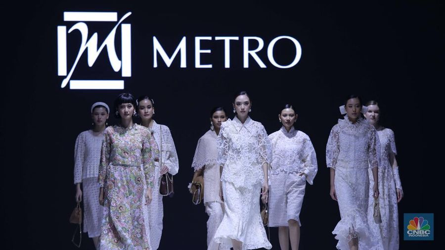 Model memperagakan busana brand premium Lace by ARTKEA pada Jakarta Fashion Week (JFW) 2025 di Pondok Indah Mall 3, Jakarta, Kamis (24/10/2024). (CNBC Indonesia/Muhammad Sabki)