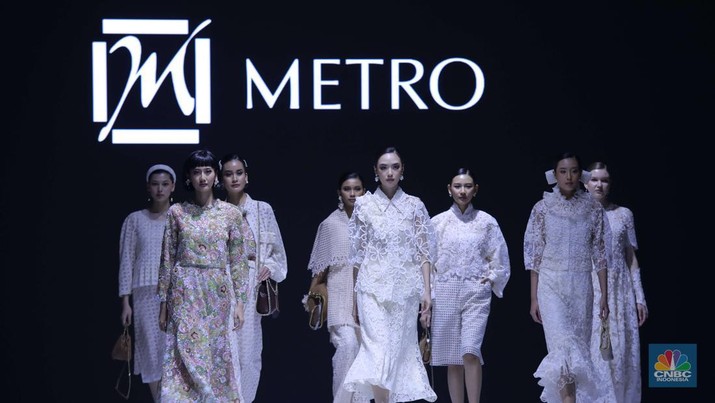 Model memperagakan busana brand premium Lace by ARTKEA pada Jakarta Fashion Week (JFW) 2025 di Pondok Indah Mall 3, Jakarta, Kamis (24/10/2024). (CNBC Indonesia/Muhamad Sabki)