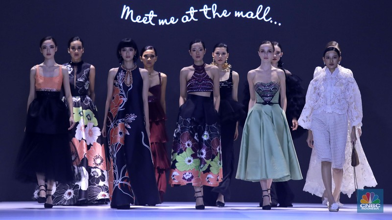 Model memperagakan busana brand premium Lace by ARTKEA pada Jakarta Fashion Week (JFW) 2025 di Pondok Indah Mall 3, Jakarta, Kamis (24/10/2024). (CNBC Indonesia/Muhammad Sabki) Model memperagakan busana brand premium Lace by ARTKEA pada Jakarta Fashion Week (JFW) 2025 di Pondok Indah Mall 3, Jakarta, Kamis (24/10/2024). (CNBC Indonesia/Muhammad Sabki)