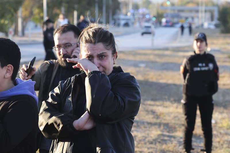 Dalam gambar yang diambil dari video kamera keamanan menunjukkan dua orang membawa senjata api dan ransel saat melakukan serangan di lokasi perusahaan kedirgantaraan dan pertahanan milik negara Turki (TUSAS), di pinggiran Ankara, Turki, Rabu 23 Oktober 2024. (Validated UGC via AP)