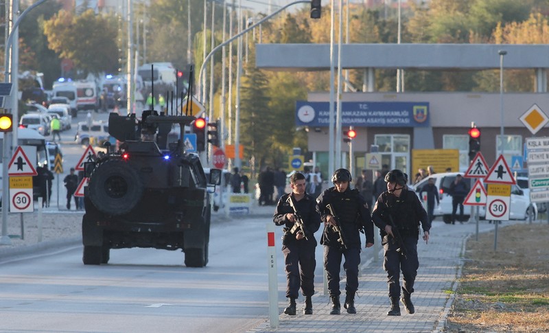 Dalam gambar yang diambil dari video kamera keamanan menunjukkan dua orang membawa senjata api dan ransel saat melakukan serangan di lokasi perusahaan kedirgantaraan dan pertahanan milik negara Turki (TUSAS), di pinggiran Ankara, Turki, Rabu 23 Oktober 2024. (Validated UGC via AP)