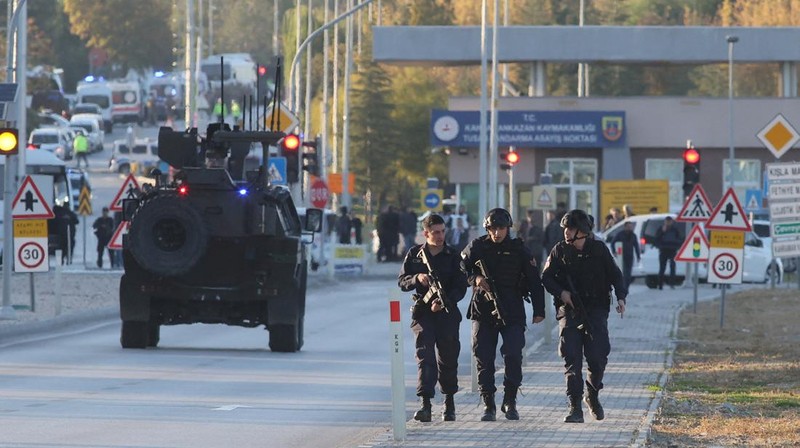 Dalam gambar yang diambil dari video kamera keamanan menunjukkan dua orang membawa senjata api dan ransel saat melakukan serangan di lokasi perusahaan kedirgantaraan dan pertahanan milik negara Turki (TUSAS), di pinggiran Ankara, Turki, Rabu 23 Oktober 2024. (Validated UGC via AP)