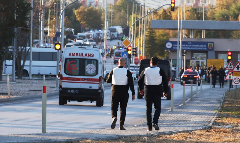 Dalam gambar yang diambil dari video kamera keamanan menunjukkan dua orang membawa senjata api dan ransel saat melakukan serangan di lokasi perusahaan kedirgantaraan dan pertahanan milik negara Turki (TUSAS), di pinggiran Ankara, Turki, Rabu 23 Oktober 2024. Dalam gambar yang diambil dari video kamera keamanan menunjukkan dua orang membawa senjata api dan ransel saat melakukan serangan di lokasi perusahaan kedirgantaraan dan pertahanan milik negara Turki (TUSAS), di pinggiran Ankara, Turki, Rabu 23 Oktober 2024. (Validated UGC via AP)