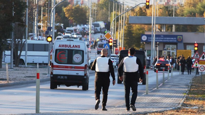 Dalam gambar yang diambil dari video kamera keamanan menunjukkan dua orang membawa senjata api dan ransel saat melakukan serangan di lokasi perusahaan kedirgantaraan dan pertahanan milik negara Turki (TUSAS), di pinggiran Ankara, Turki, Rabu 23 Oktober 2024. (Validated UGC via AP)