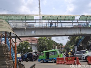 JPO Stasiun Bogor Rusak, Pagar Hilang-Atap Bolong Bikin Penyeberang Kehujanan