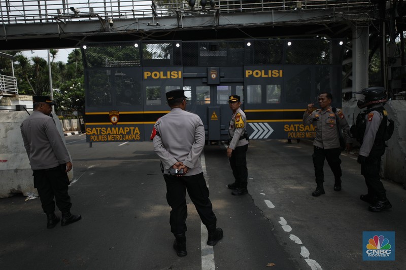 Penutupan jalan jelang aksi massa buruh di kawasan Patung kuda, Jakarta, Kamis (24/1/2024). Penutupan jalan jelang aksi massa buruh di kawasan Patung kuda, Jakarta, Kamis (24/1/2024). (CNBC Indonesia/Tri Susilo)