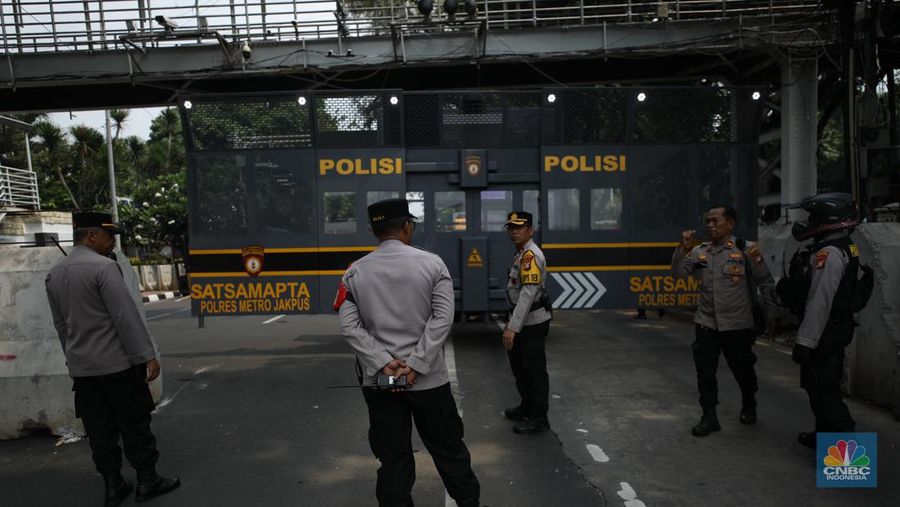 Penutupan jalan jelang aksi massa buruh di kawasan Patung kuda, Jakarta, Kamis (24/1/2024). (CNBC Indonesia/Tri Susilo)