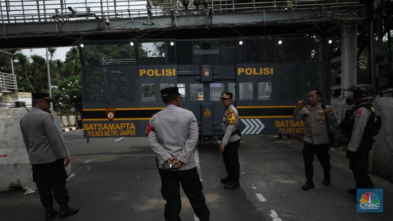 Penutupan jalan jelang aksi massa buruh di kawasan Patung kuda, Jakarta, Kamis (24/1/2024). (CNBC Indonesia/Tri Susilo)