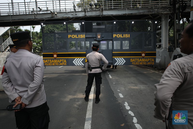 Penutupan jalan jelang aksi massa buruh di kawasan Patung kuda, Jakarta, Kamis (24/1/2024). (CNBC Indonesia/Tri Susilo)