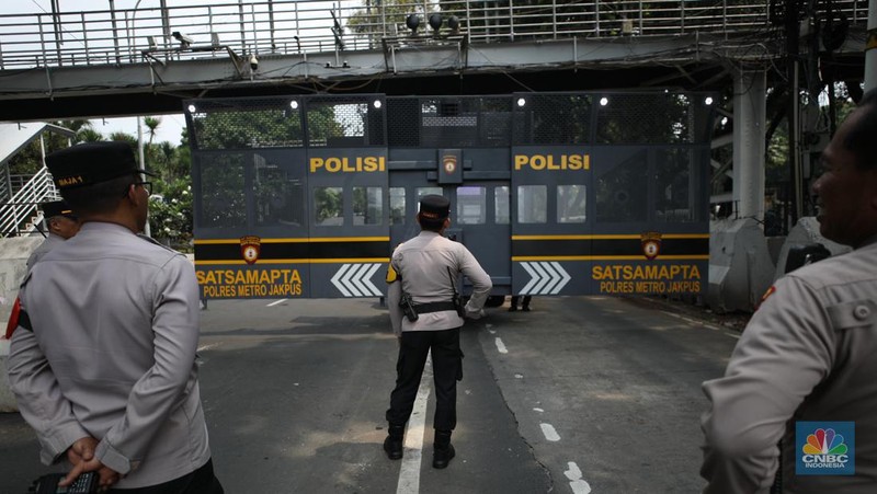 Penutupan jalan jelang aksi massa buruh di kawasan Patung kuda, Jakarta, Kamis (24/1/2024). (CNBC Indonesia/Tri Susilo)