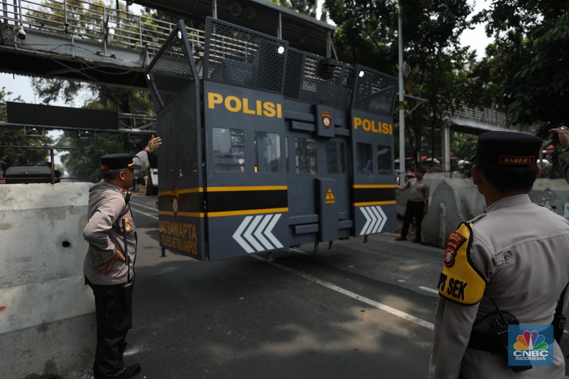 Penutupan jalan jelang aksi massa buruh di kawasan Patung kuda, Jakarta, Kamis (24/1/2024). (CNBC Indonesia/Tri Susilo)