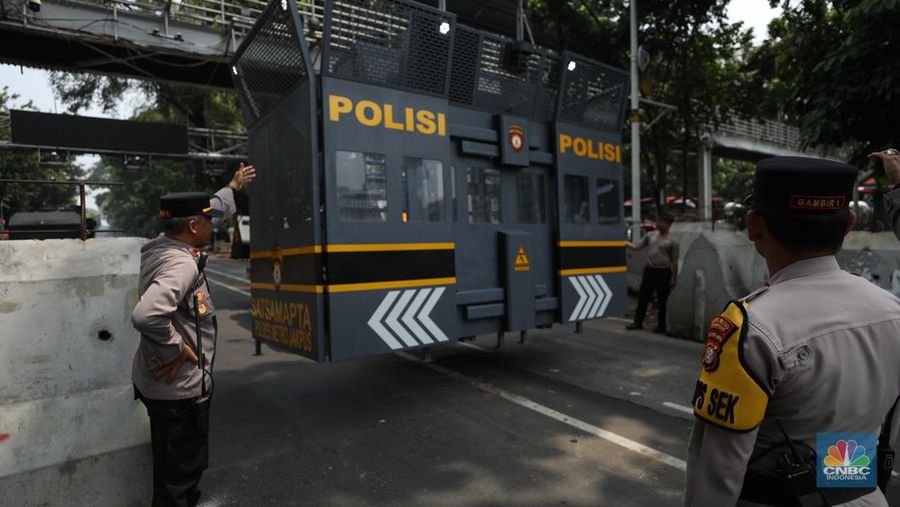Penutupan jalan jelang aksi massa buruh di kawasan Patung kuda, Jakarta, Kamis (24/1/2024). (CNBC Indonesia/Tri Susilo)