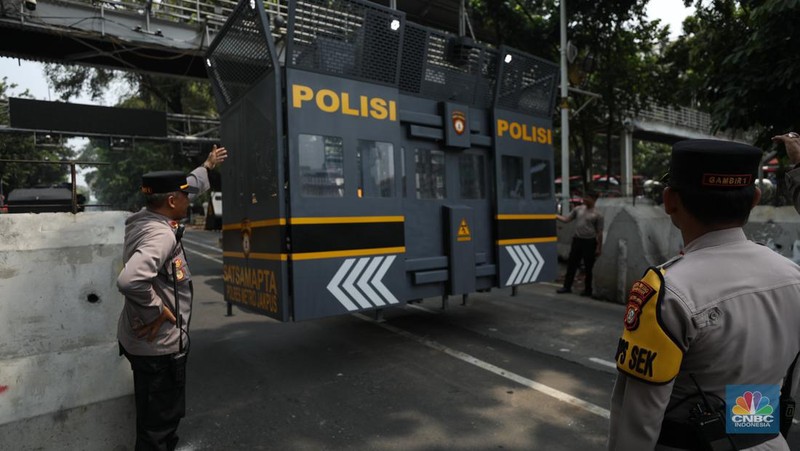 Penutupan jalan jelang aksi massa buruh di kawasan Patung kuda, Jakarta, Kamis (24/1/2024). (CNBC Indonesia/Tri Susilo)