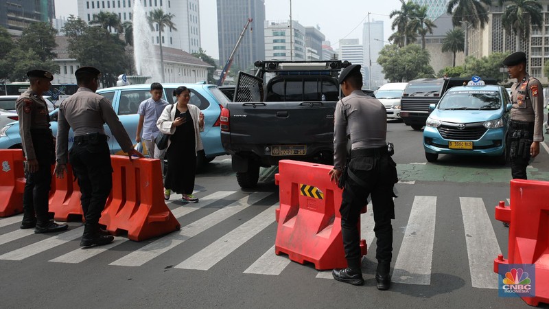Penutupan jalan jelang aksi massa buruh di kawasan Patung kuda, Jakarta, Kamis (24/1/2024). (CNBC Indonesia/Tri Susilo)