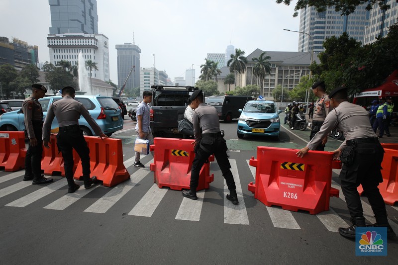 Penutupan jalan jelang aksi massa buruh di kawasan Patung kuda, Jakarta, Kamis (24/1/2024). Penutupan jalan jelang aksi massa buruh di kawasan Patung kuda, Jakarta, Kamis (24/1/2024). (CNBC Indonesia/Tri Susilo)
