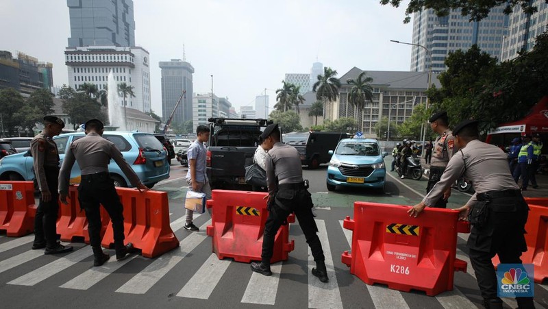 Penutupan jalan jelang aksi massa buruh di kawasan Patung kuda, Jakarta, Kamis (24/1/2024). (CNBC Indonesia/Tri Susilo)