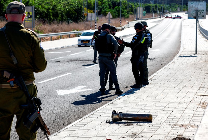 Petugas keamanan Israel bekerja pada lokasi jatuhnya proyektil roket Hizbullah di kota Nahariya, Israel utara, Kamis (24/10/2024). (REUTERS/Gonzalo Fuentes)
