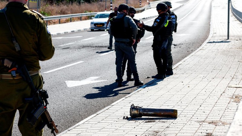 Petugas keamanan Israel bekerja pada lokasi jatuhnya proyektil roket Hizbullah di kota Nahariya, Israel utara, Kamis (24/10/2024). (REUTERS/Gonzalo Fuentes)