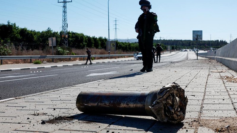 Petugas keamanan Israel bekerja pada lokasi jatuhnya proyektil roket Hizbullah di kota Nahariya, Israel utara, Kamis (24/10/2024). (REUTERS/Gonzalo Fuentes)