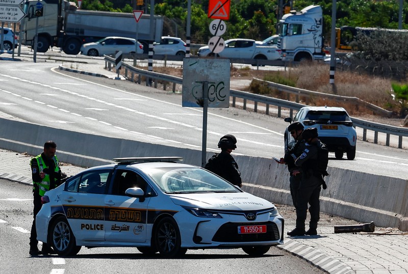Petugas keamanan Israel bekerja pada lokasi jatuhnya proyektil roket Hizbullah di kota Nahariya, Israel utara, Kamis (24/10/2024). (REUTERS/Gonzalo Fuentes)