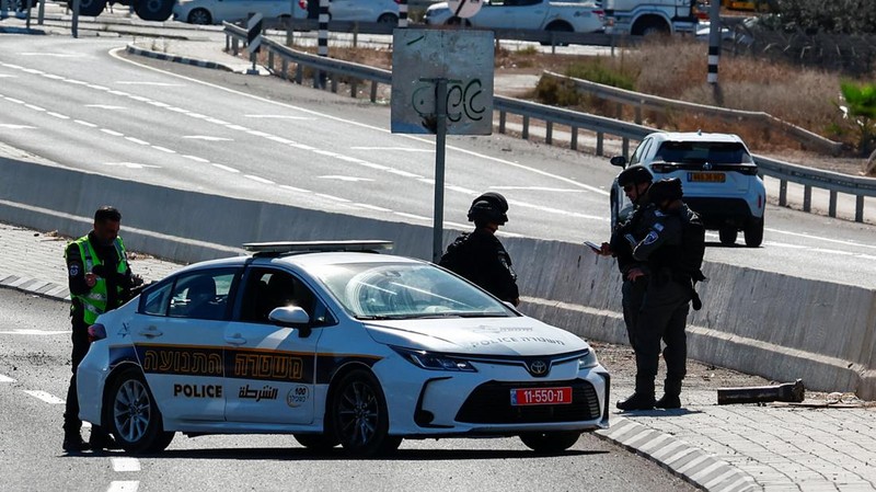 Petugas keamanan Israel bekerja pada lokasi jatuhnya proyektil roket Hizbullah di kota Nahariya, Israel utara, Kamis (24/10/2024). (REUTERS/Gonzalo Fuentes)