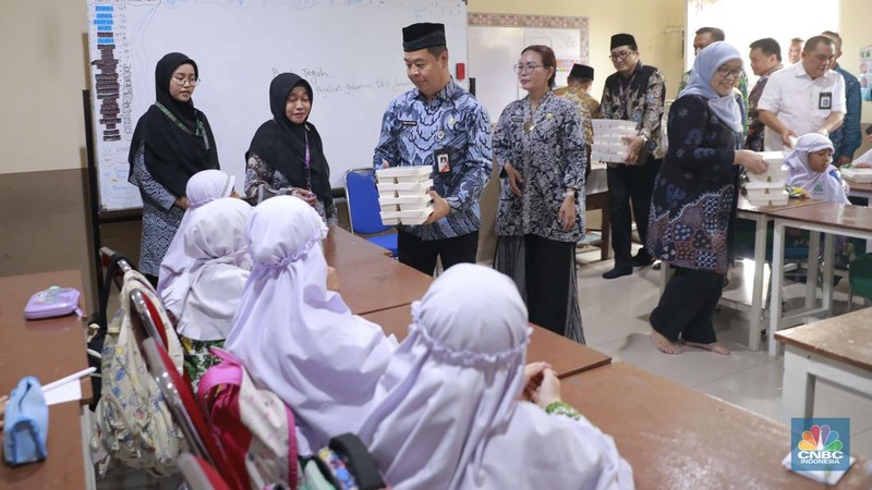 PJ Gubernur Teguh Setyabudi melakukan peninjauan terhadap uji coba program Makan Bergizi Gratis di Jakarta. Kegiatan ini berlangsung di SDIT Al Ihsan, Kebagusan, Jakarta, Kamis (24/10/2024). (CNBC Indonesia/Muhammad Sabki)