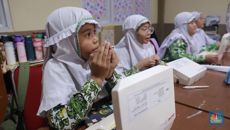 PJ Gubernur Teguh Setyabudi melakukan peninjauan terhadap uji coba program Makan Bergizi Gratis di Jakarta. Kegiatan ini berlangsung di SDIT Al Ihsan, Kebagusan, Jakarta, Kamis (24/10/2024). (CNBC Indonesia/Muhammad Sabki)