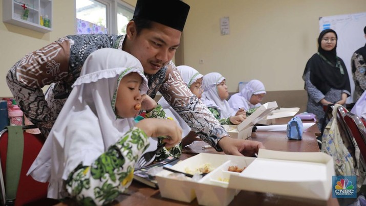 PJ Gubernur Teguh Setyabudi melakukan peninjauan terhadap uji coba program Makan Bergizi Gratis di Jakarta. Kegiatan ini berlangsung di SDIT Al Ihsan, Kebagusan, Jakarta, Kamis (24/10/2024). (CNBC Indonesia/Muhammad Sabki)