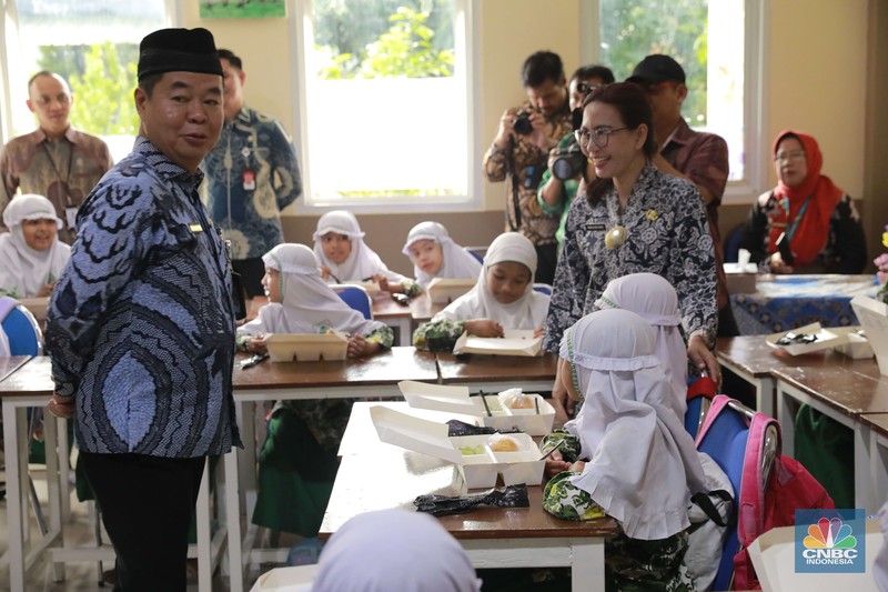 PJ Gubernur Teguh Setyabudi melakukan peninjauan terhadap uji coba program Makan Bergizi Gratis di Jakarta. Kegiatan ini berlangsung di SDIT Al Ihsan, Kebagusan, Jakarta, Kamis (24/10/2024). PJ Gubernur Teguh Setyabudi melakukan peninjauan terhadap uji coba program Makan Bergizi Gratis di Jakarta. Kegiatan ini berlangsung di SDIT Al Ihsan, Kebagusan, Jakarta, Kamis (24/10/2024). (CNBC Indonesia/Muhammad Sabki)