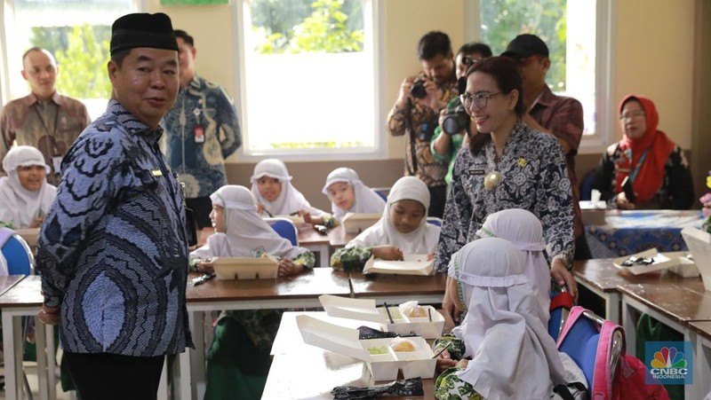 PJ Gubernur Teguh Setyabudi melakukan peninjauan terhadap uji coba program Makan Bergizi Gratis di Jakarta. Kegiatan ini berlangsung di SDIT Al Ihsan, Kebagusan, Jakarta, Kamis (24/10/2024). (CNBC Indonesia/Muhammad Sabki)