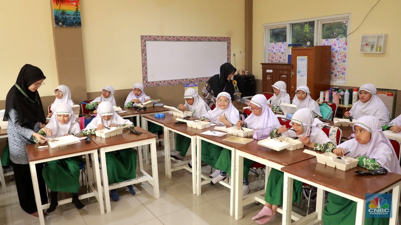 PJ Gubernur Teguh Setyabudi melakukan peninjauan terhadap uji coba program Makan Bergizi Gratis di Jakarta. Kegiatan ini berlangsung di SDIT Al Ihsan, Kebagusan, Jakarta, Kamis (24/10/2024). PJ Gubernur Teguh Setyabudi melakukan peninjauan terhadap uji coba program Makan Bergizi Gratis di Jakarta. Kegiatan ini berlangsung di SDIT Al Ihsan, Kebagusan, Jakarta, Kamis (24/10/2024). (CNBC Indonesia/Muhammad Sabki)