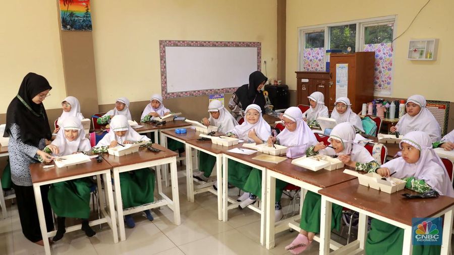 PJ Gubernur Teguh Setyabudi melakukan peninjauan terhadap uji coba program Makan Bergizi Gratis di Jakarta. Kegiatan ini berlangsung di SDIT Al Ihsan, Kebagusan, Jakarta, Kamis (24/10/2024). (CNBC Indonesia/Muhammad Sabki)
