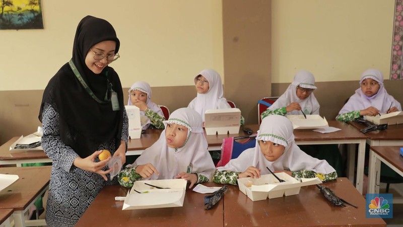 PJ Gubernur Teguh Setyabudi melakukan peninjauan terhadap uji coba program Makan Bergizi Gratis di Jakarta. Kegiatan ini berlangsung di SDIT Al Ihsan, Kebagusan, Jakarta, Kamis (24/10/2024). (CNBC Indonesia/Muhammad Sabki)