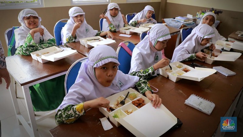 PJ Gubernur Teguh Setyabudi melakukan peninjauan terhadap uji coba program Makan Bergizi Gratis di Jakarta. Kegiatan ini berlangsung di SDIT Al Ihsan, Kebagusan, Jakarta, Kamis (24/10/2024). (CNBC Indonesia/Muhammad Sabki)