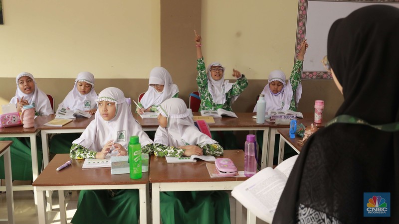 PJ Gubernur Teguh Setyabudi melakukan peninjauan terhadap uji coba program Makan Bergizi Gratis di Jakarta. Kegiatan ini berlangsung di SDIT Al Ihsan, Kebagusan, Jakarta, Kamis (24/10/2024). PJ Gubernur Teguh Setyabudi melakukan peninjauan terhadap uji coba program Makan Bergizi Gratis di Jakarta. Kegiatan ini berlangsung di SDIT Al Ihsan, Kebagusan, Jakarta, Kamis (24/10/2024). (CNBC Indonesia/Muhammad Sabki)