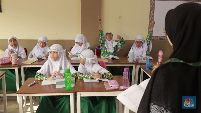 PJ Gubernur Teguh Setyabudi melakukan peninjauan terhadap uji coba program Makan Bergizi Gratis di Jakarta. Kegiatan ini berlangsung di SDIT Al Ihsan, Kebagusan, Jakarta, Kamis (24/10/2024). (CNBC Indonesia/Muhammad Sabki)